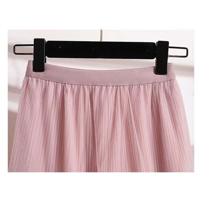 Close-up of the waistband and layered tulle of the pink midi skirt SK210, showcasing its stylish and comfortable design.